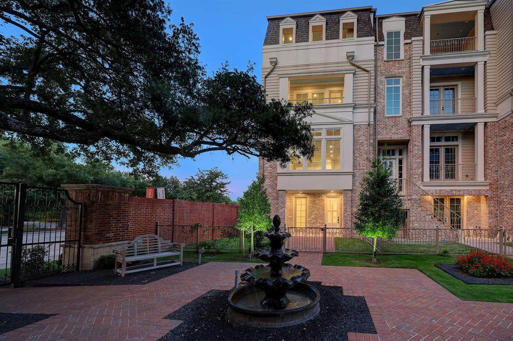 19 Crain Square Boulevard - Photo 1