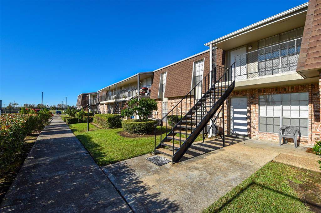 5252 Twin City Highway - Photo 1