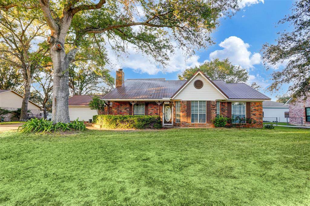 121 Douglas Drive - Photo 1