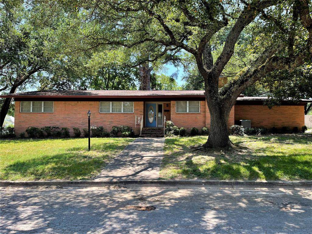 818 Walnut Street - Photo 1