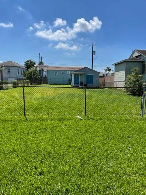 5619 Avenue Q 1/2 - Photo 1
