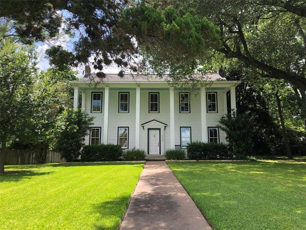 714 South College Street - Photo 1