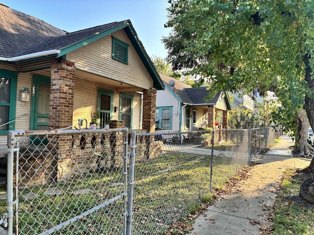 305 Eastwood Street - Photo 1