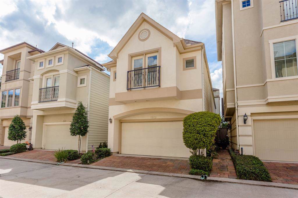 8809 Lakeshore Bend Drive - Photo 1