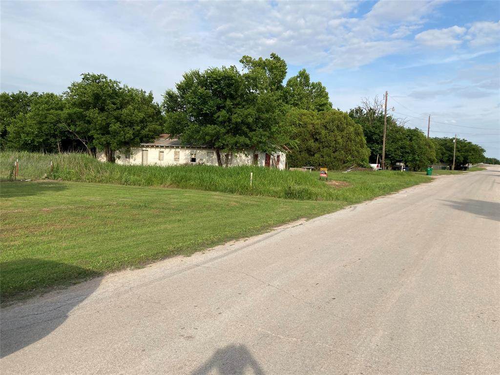 205 S Prairie - Photo 1