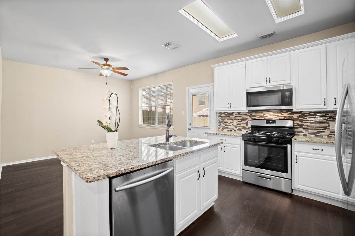 15 Blue Creek Place - Photo 1