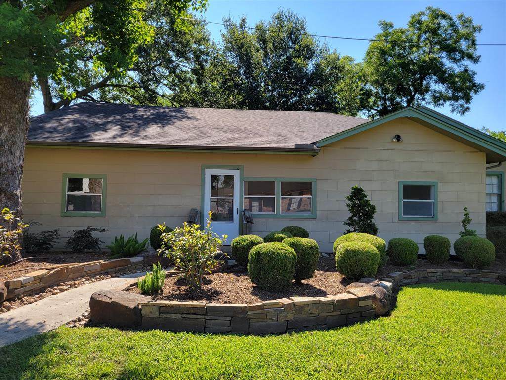 1518 Avenue C - Photo 1