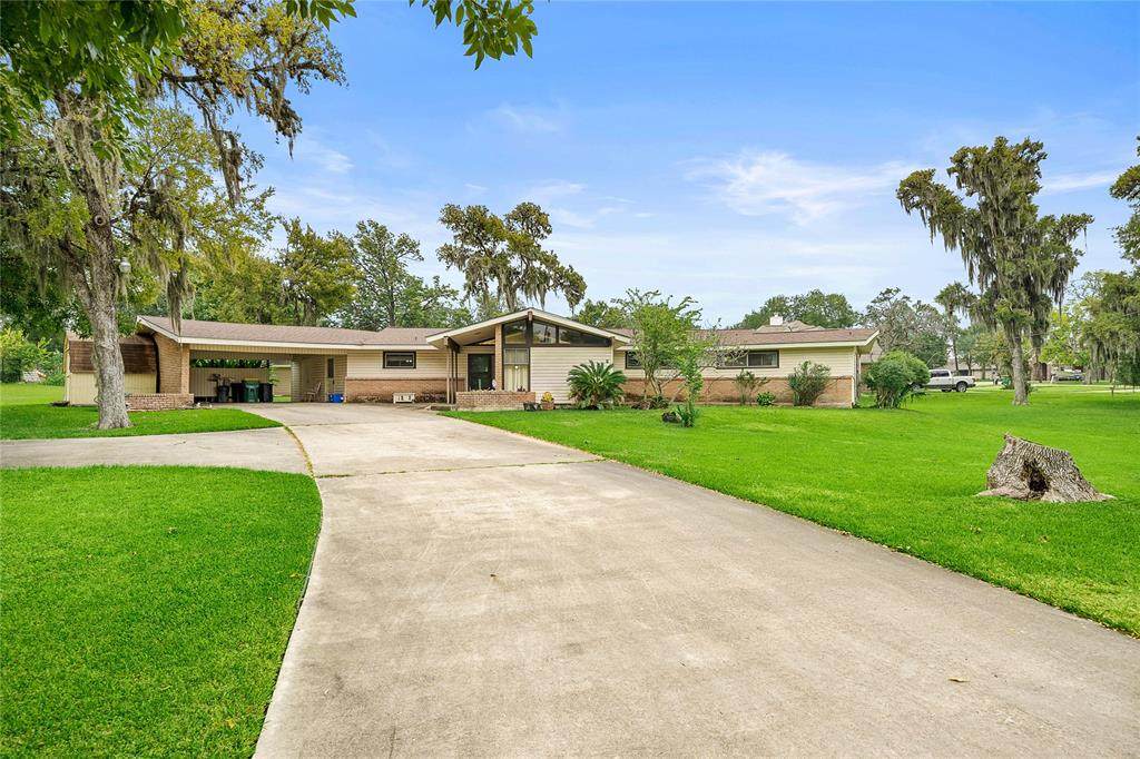 423 Burnett Drive - Photo 1