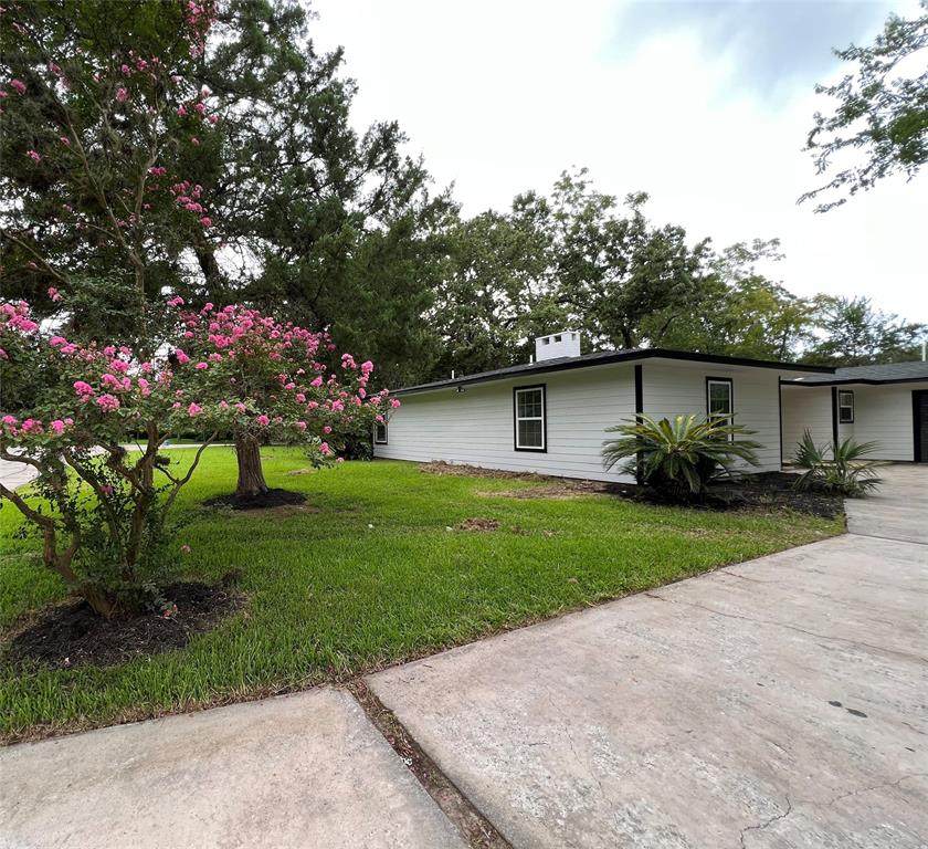 300 Lakewood Drive - Photo 1