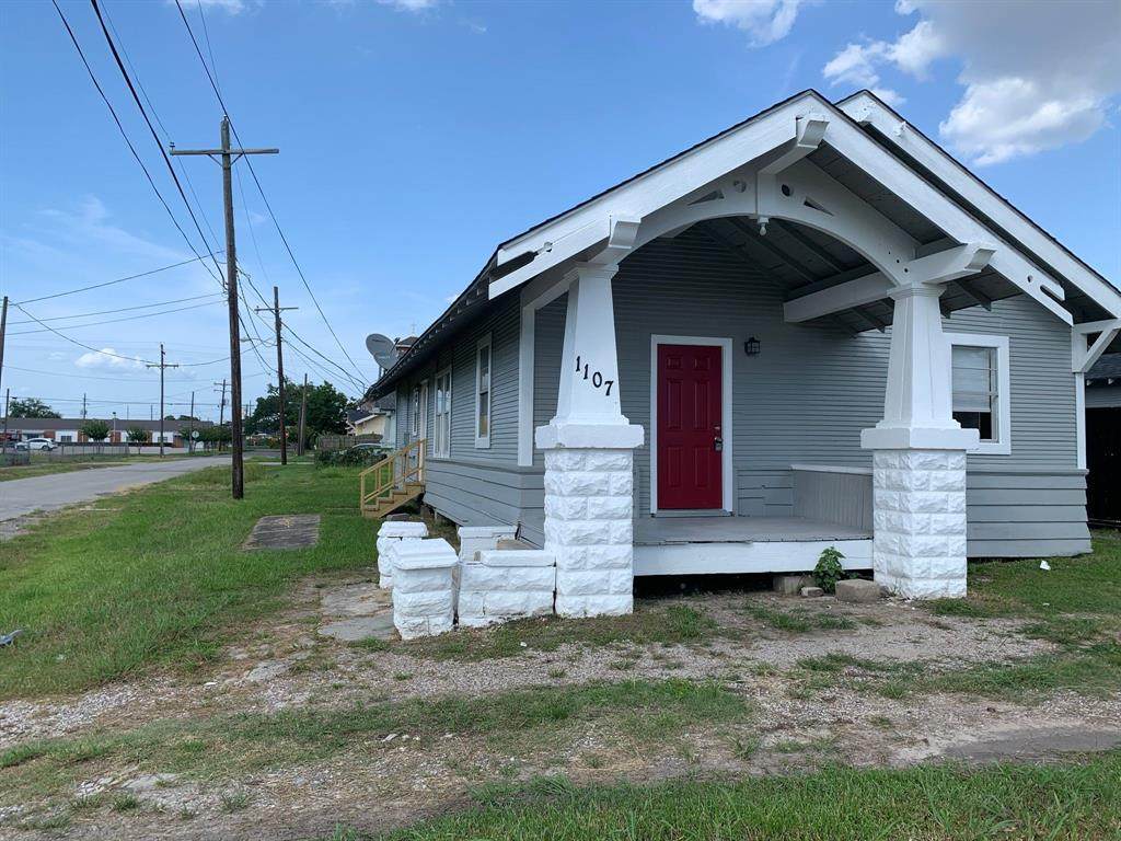 1107 Avenue A - Photo 1