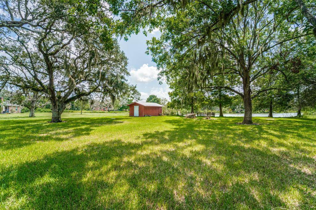 138 Lakewood Drive - Photo 1