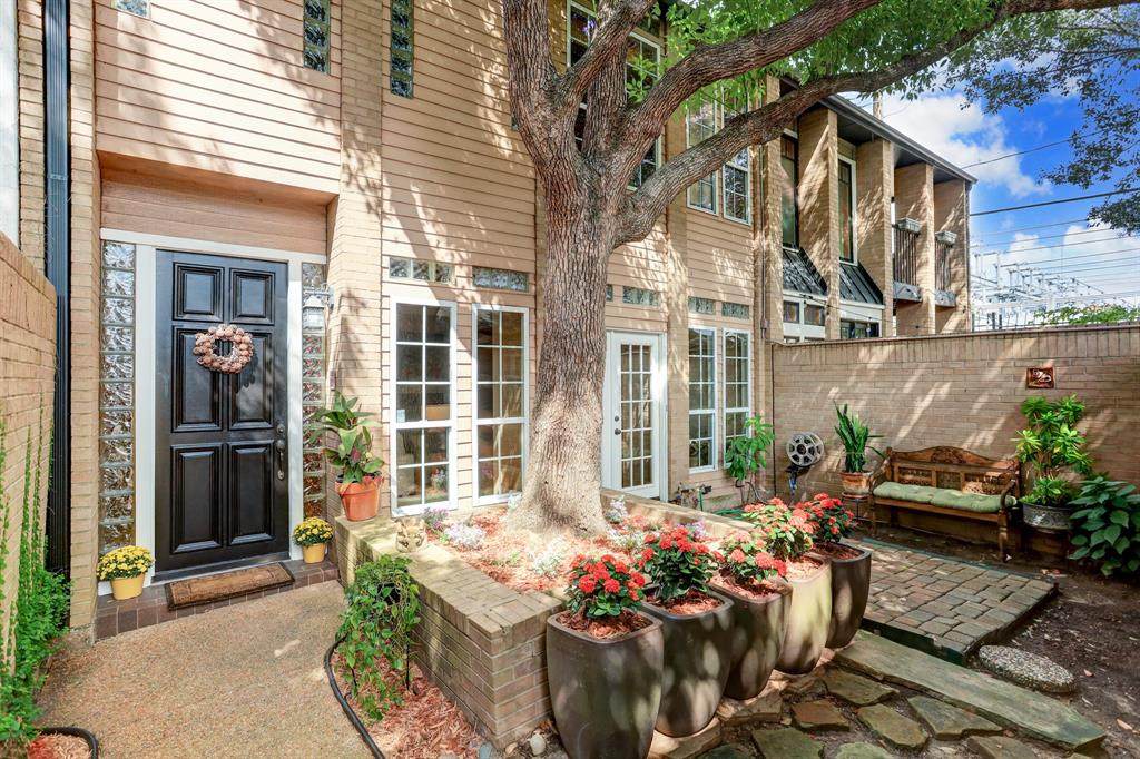 202 Hyde Park Boulevard - Photo 1