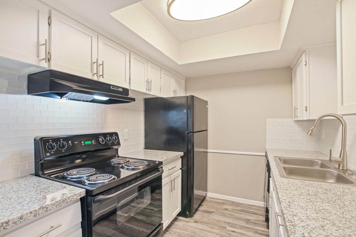 1212 Hampshire Ln - Photo 1