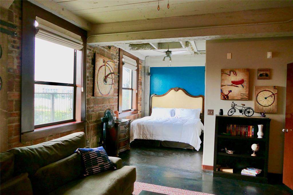 2205 Mckinney St - Photo 1