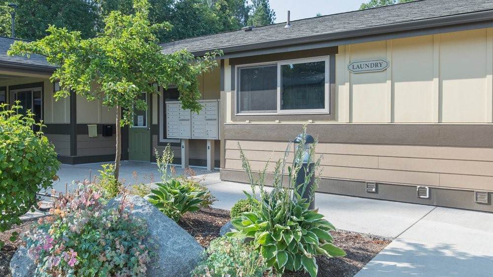 1108 Ne Rose St - Photo 1