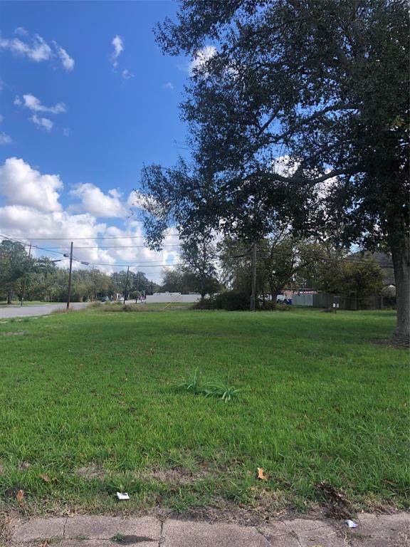 901 5th Street - Photo 1
