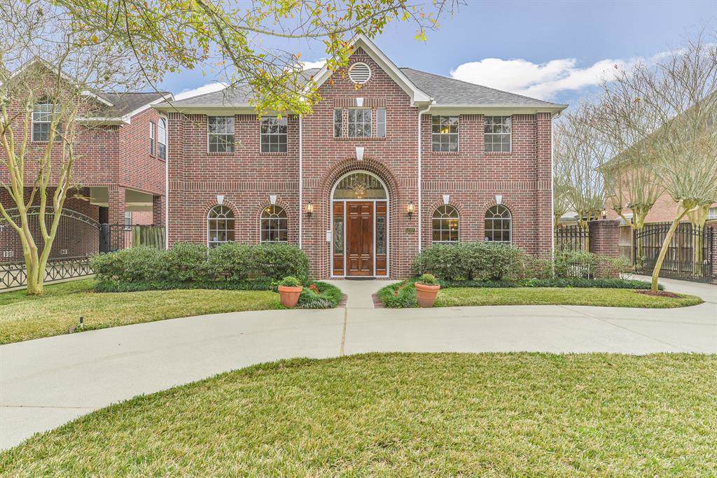 5207 Laurel Street - Photo 1