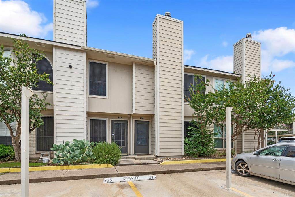 3919 Fairmont Parkway - Photo 1