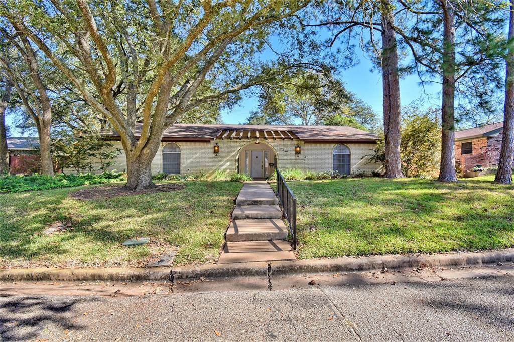 1803 Highview Circle - Photo 1