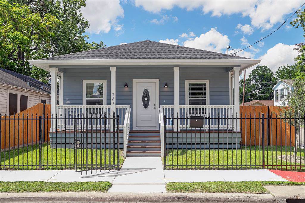 925 32nd Street - Photo 1