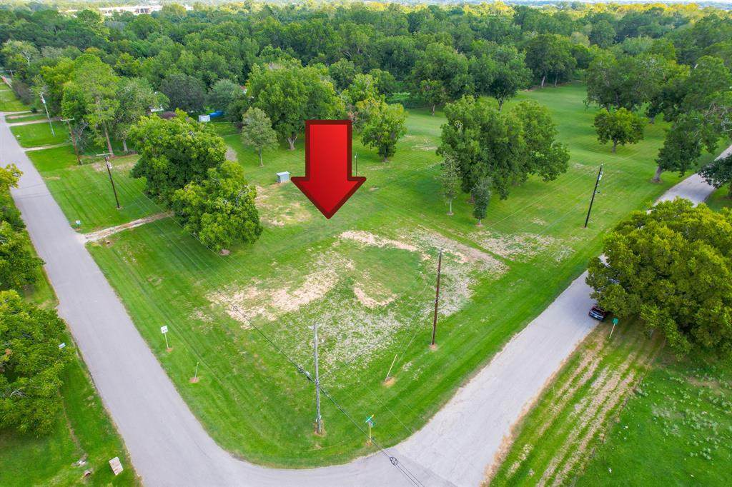 715 Edgewood Drive - Photo 1