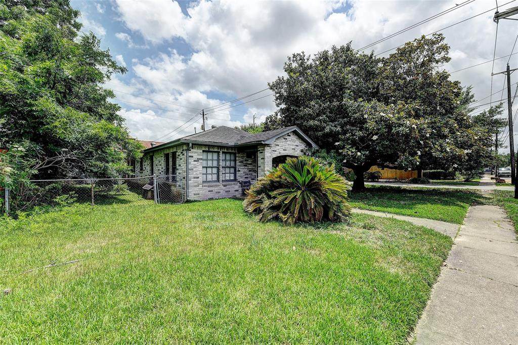 1002 Lawrence Street - Photo 1