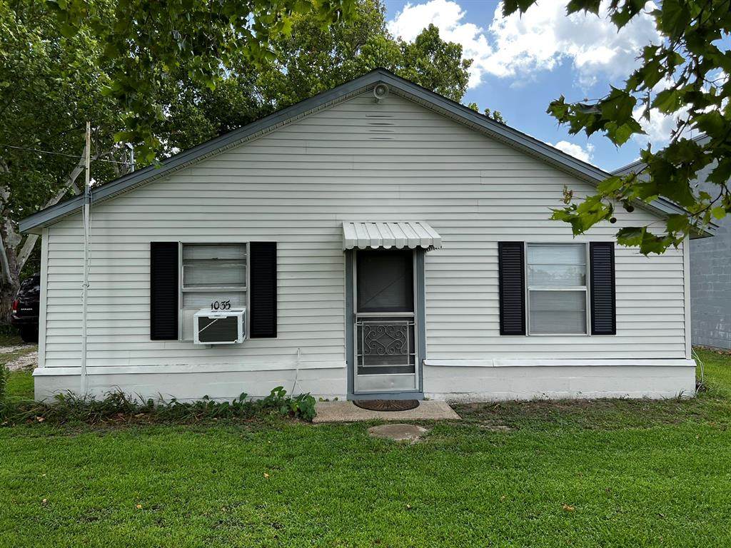 1035 Front - Photo 1