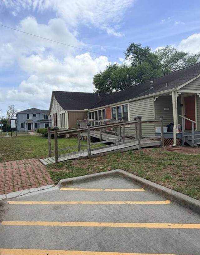 607 N Bridge - Photo 1