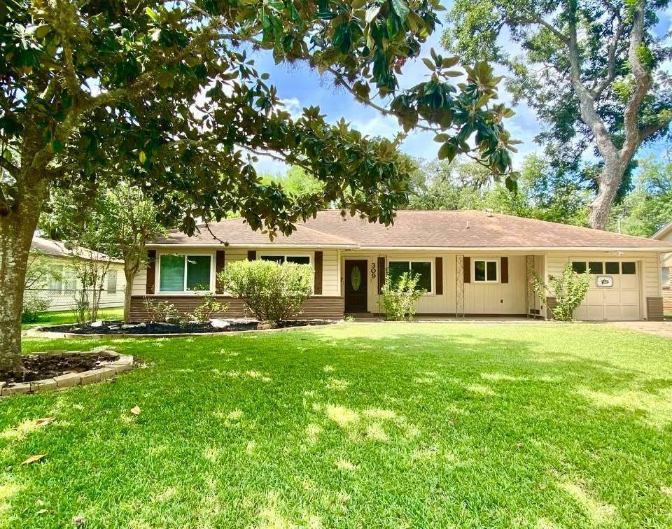 309 Oak Drive - Photo 1