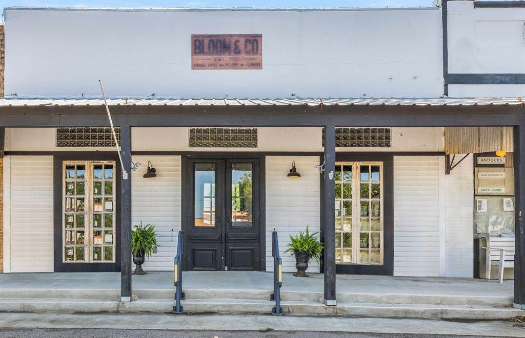 126 Live Oak - Photo 1