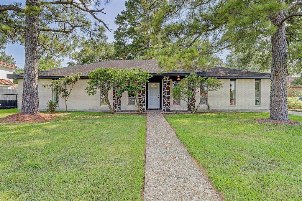 5855 Braeswood Boulevard - Photo 1