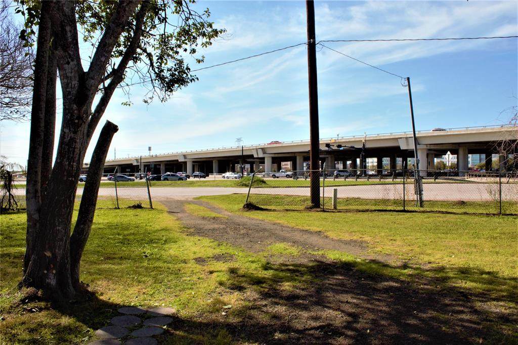 20017 Southwest Freeway - Photo 1