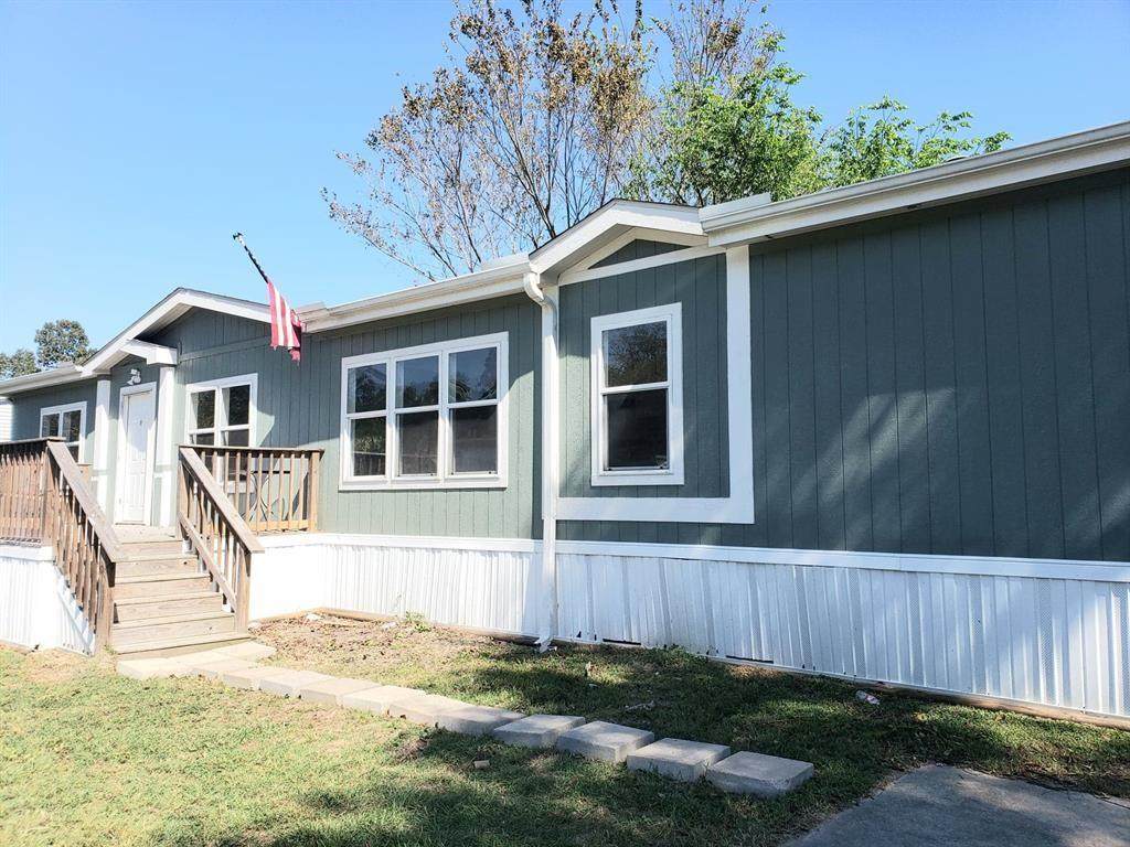 155 Carmen Boulevard - Photo 1