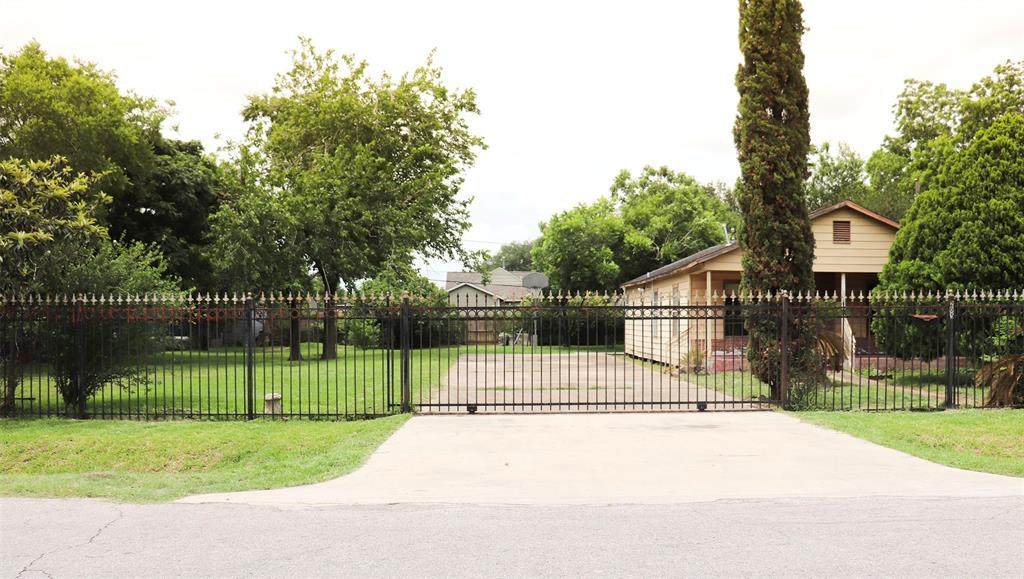 205 Robmore Street - Photo 1