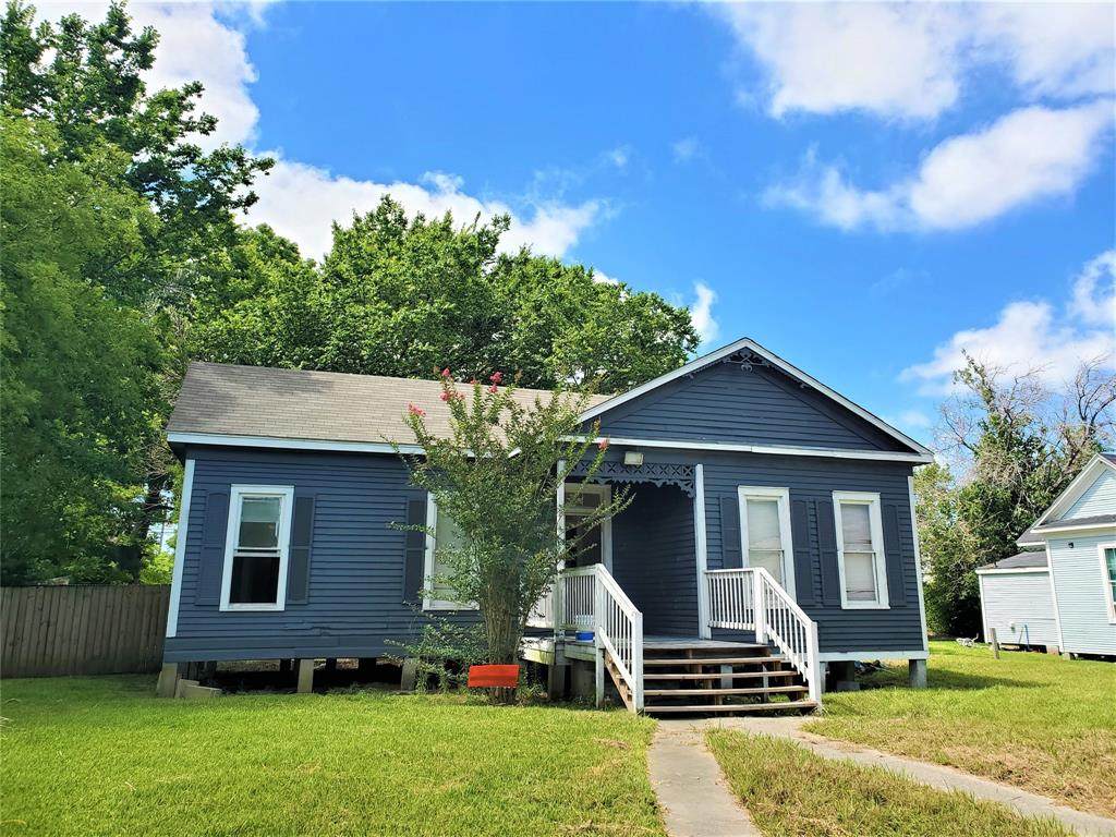 815 6th Avenue - Photo 1