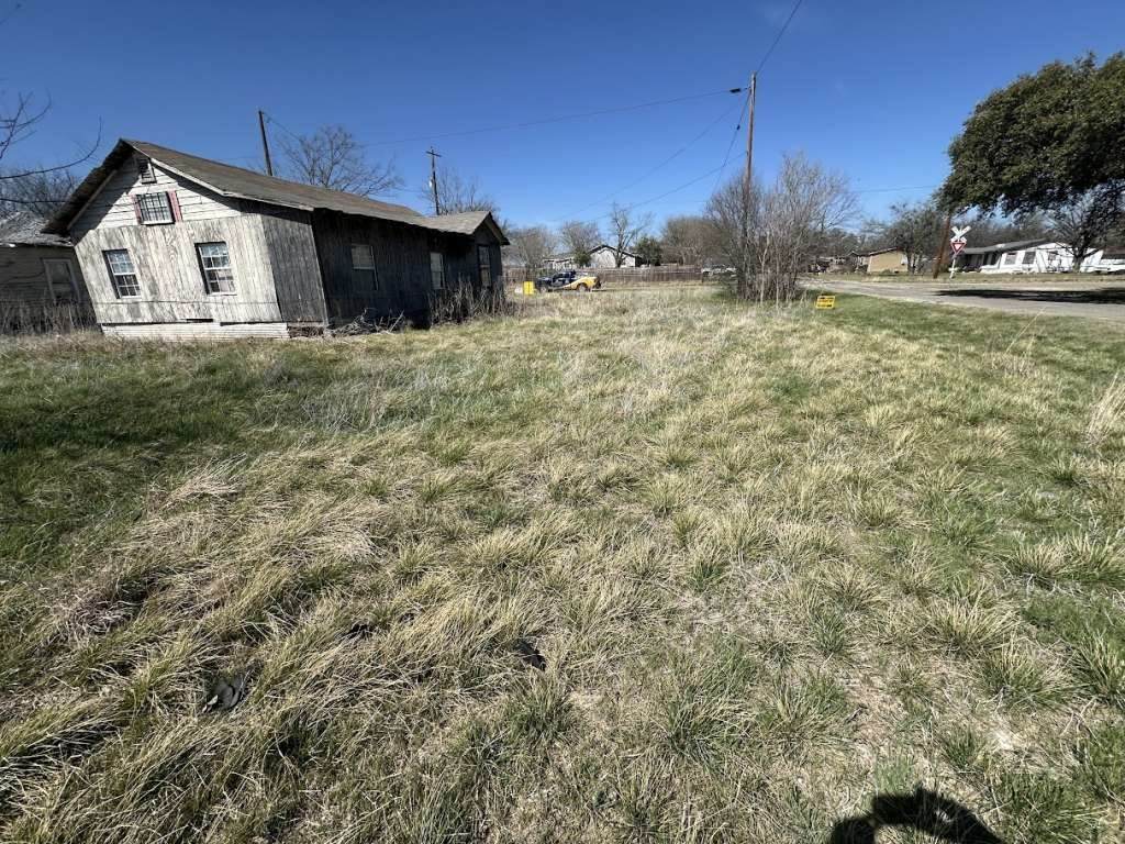 220 Avenue M - Photo 1