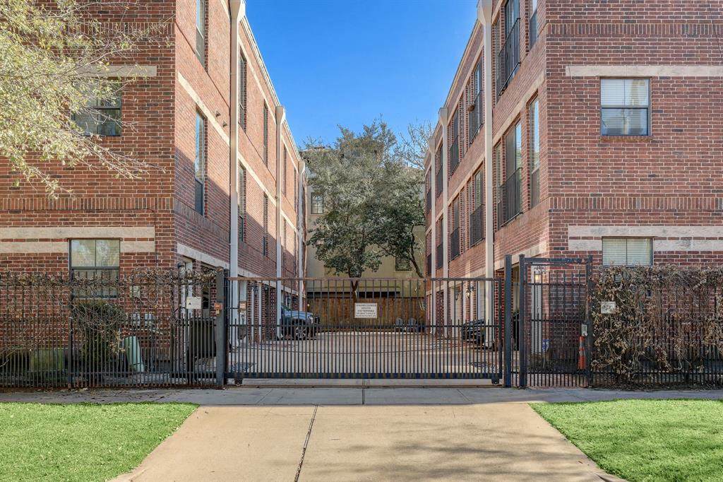 100 Mcgowen Street - Photo 1