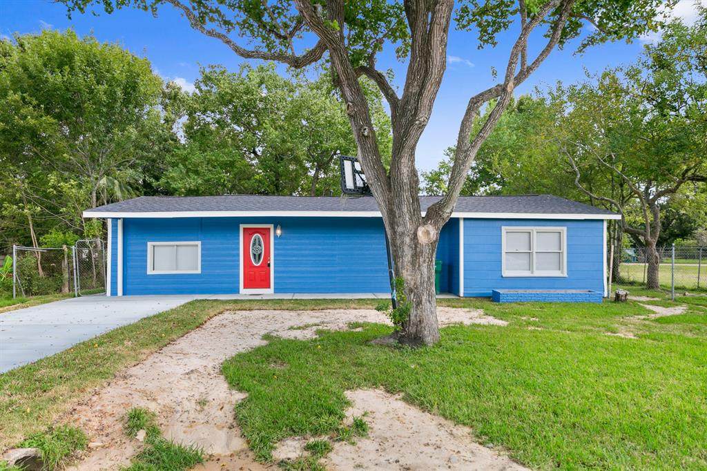 619 Avenue B - Photo 1