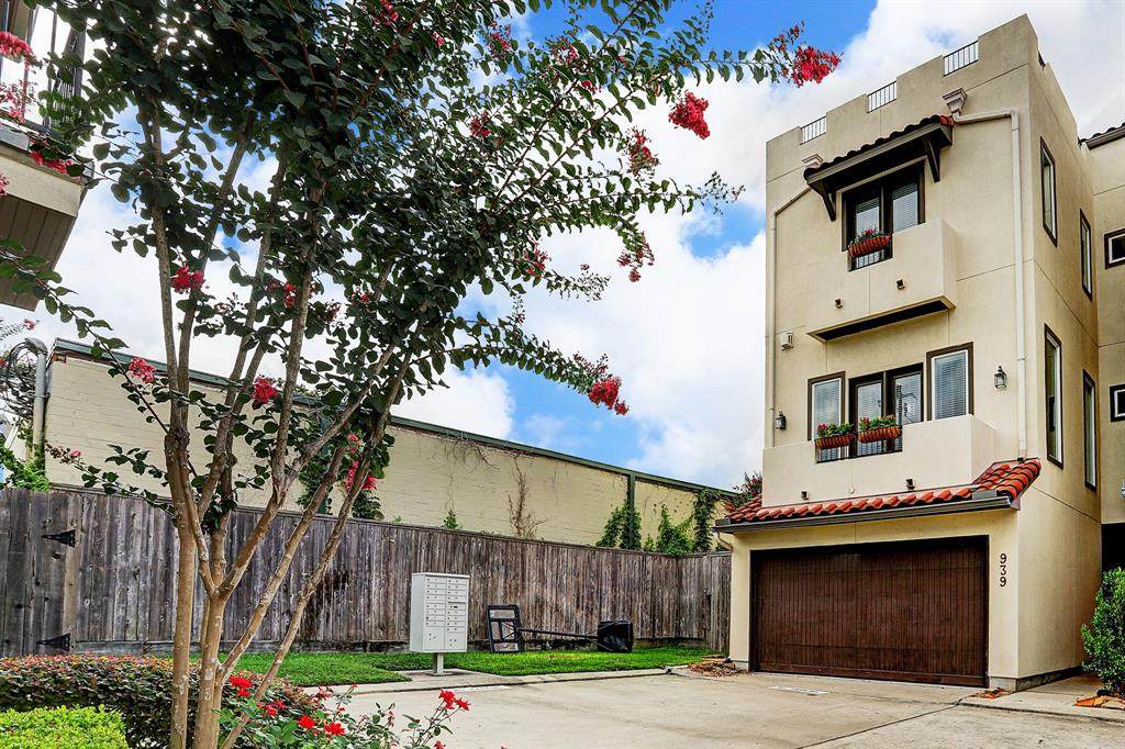 939 Queen Annes Road - Photo 1