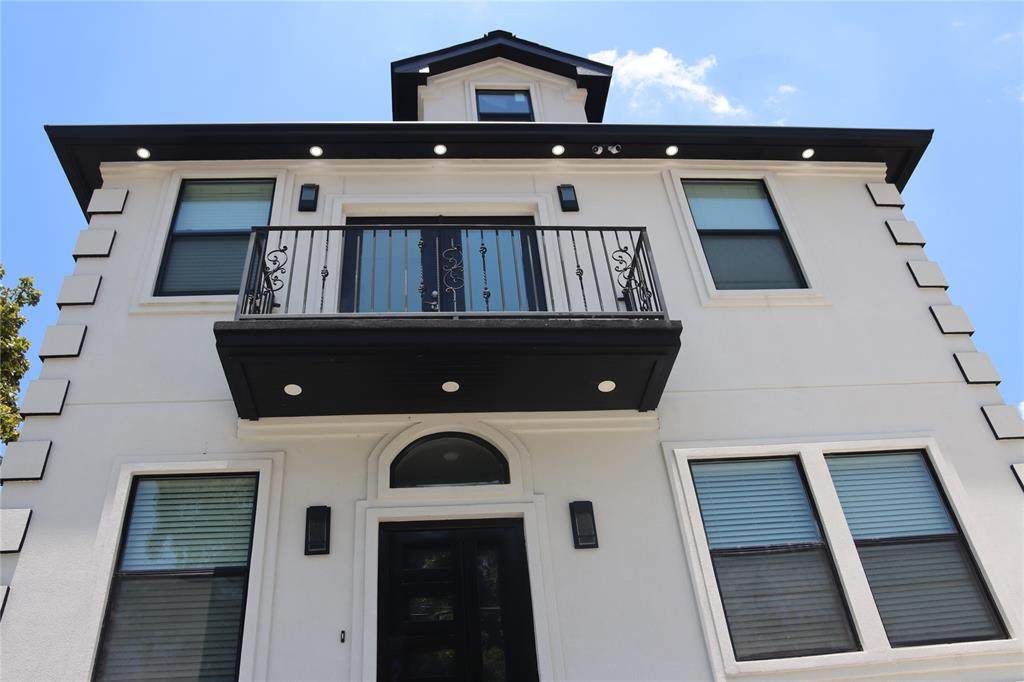 705 32nd Street - Photo 1