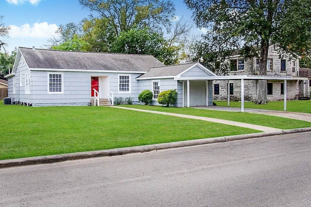 105 Live Oak Street - Photo 1