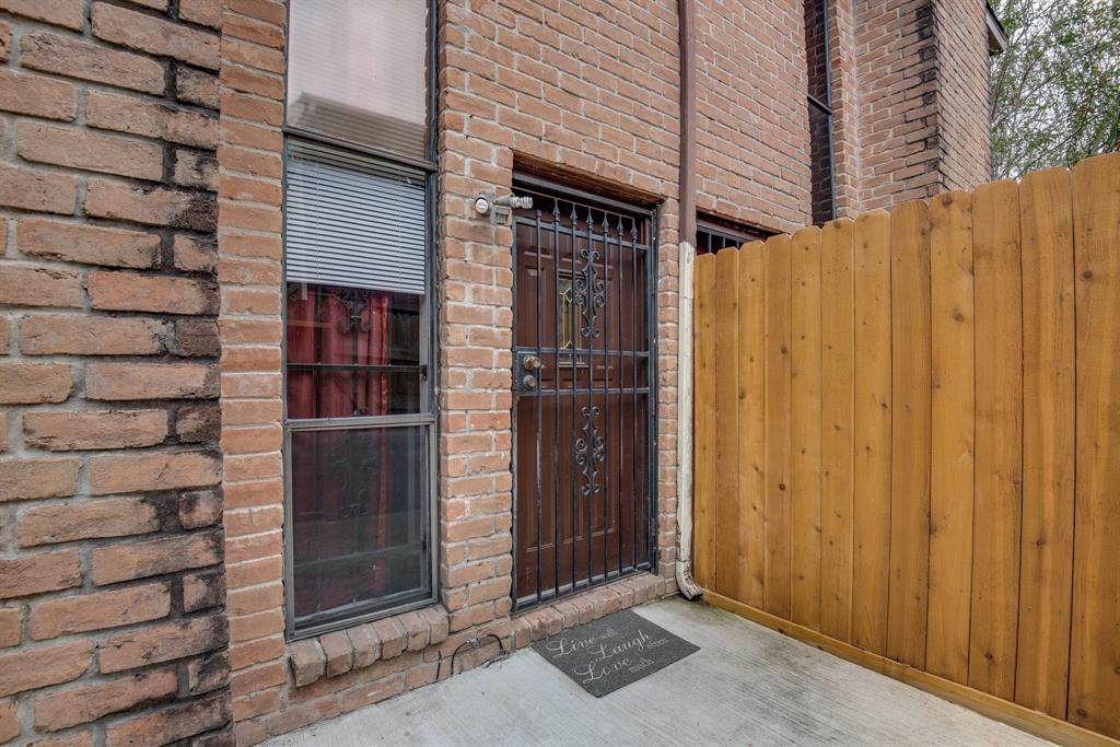 10912 Gulf Freeway - Photo 1