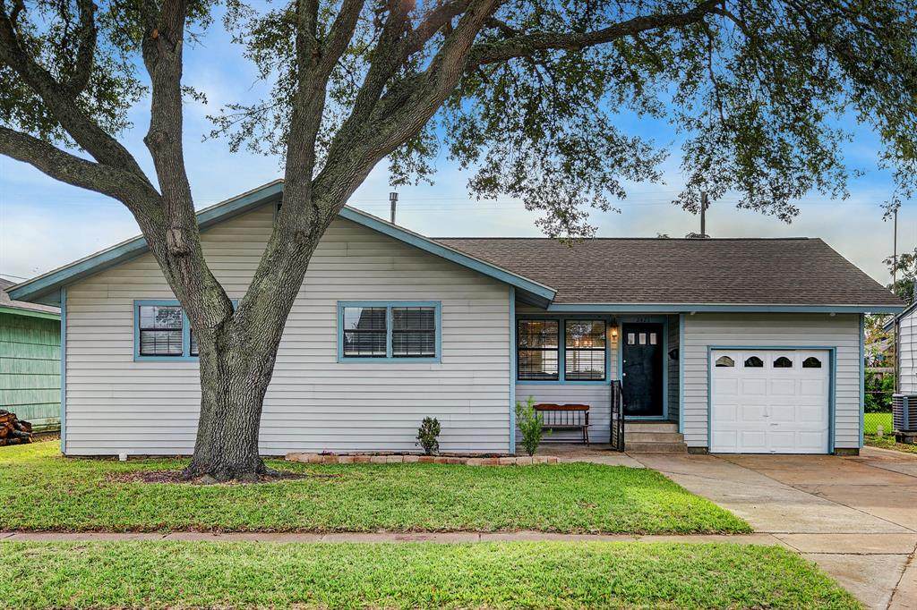 2421 Oak Street - Photo 1