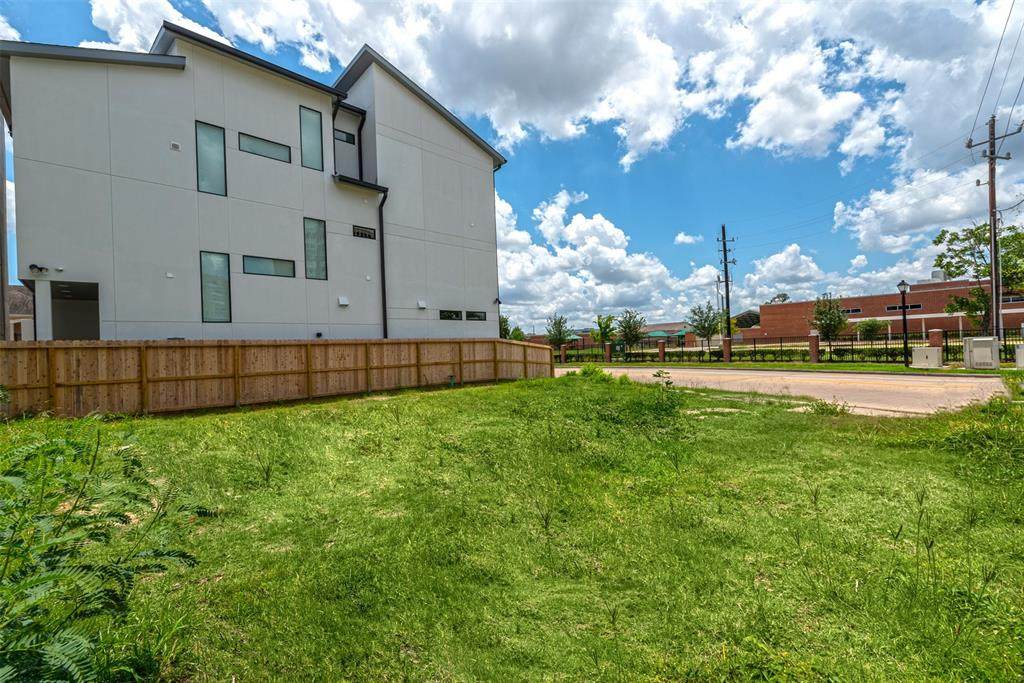 2811 Yorktown Street - Photo 1