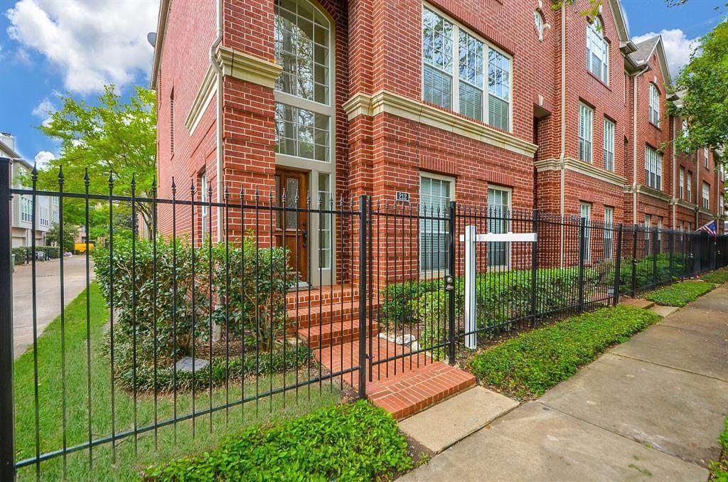 212 Bremond - Photo 1