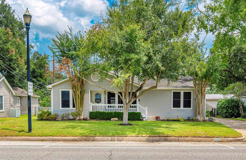 211 Brooks Street - Photo 1