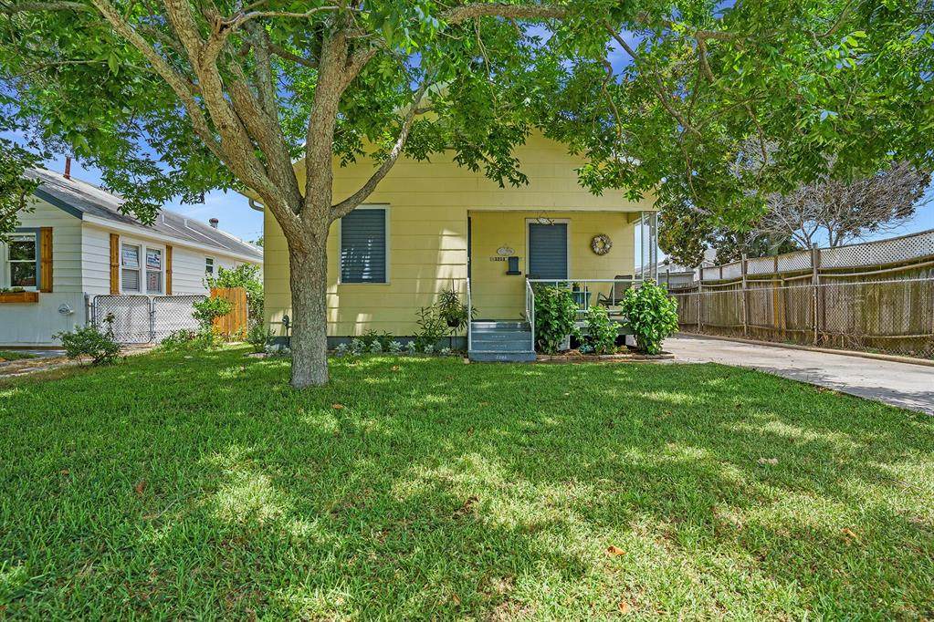 5208 Avenue S 1/2 - Photo 1