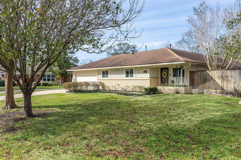 4866 Creekbend Drive - Photo 1
