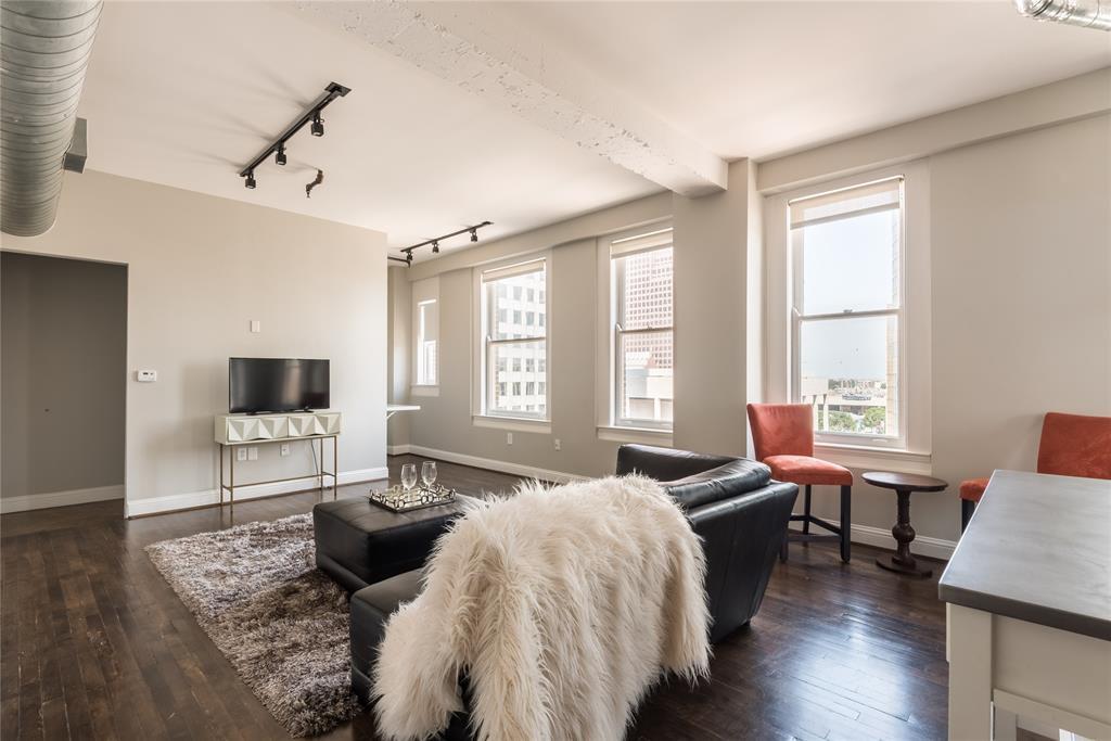 909 Texas Avenue - Photo 1