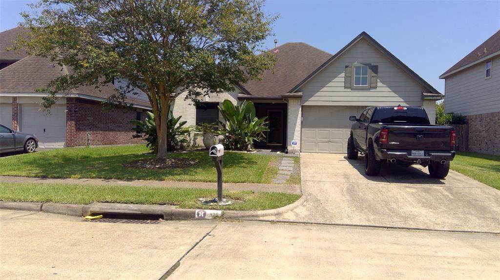 925 Christopher - Photo 1